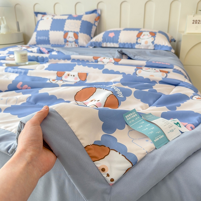 91家纺网 家纺一手货源 找家纺 宝士康家纺 2025新款10A抗菌针织夏被四件套 嗨皮狗狗