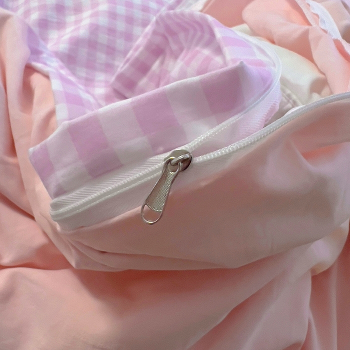 91家纺网 家纺一手货源 找家纺 2025新款专版高克重超萌卡通格子双拼毛巾绣软糯糯水洗棉四件套（场景二） 蝴蝶结羊驼