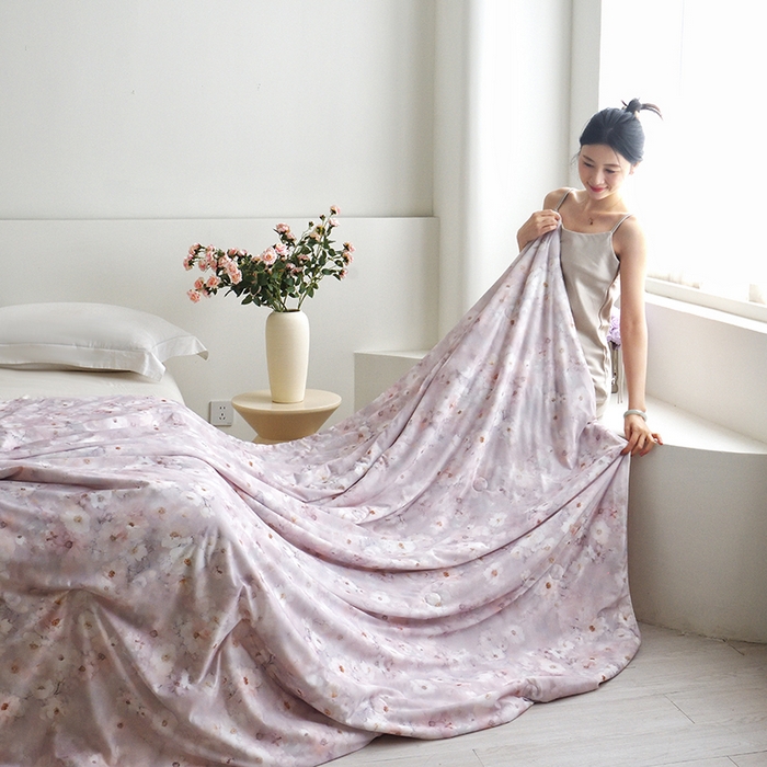 91家纺网 家纺一手货源 找家纺 梦恬佳 2025新款印花凉感丝夏凉被 贝琳娜粉