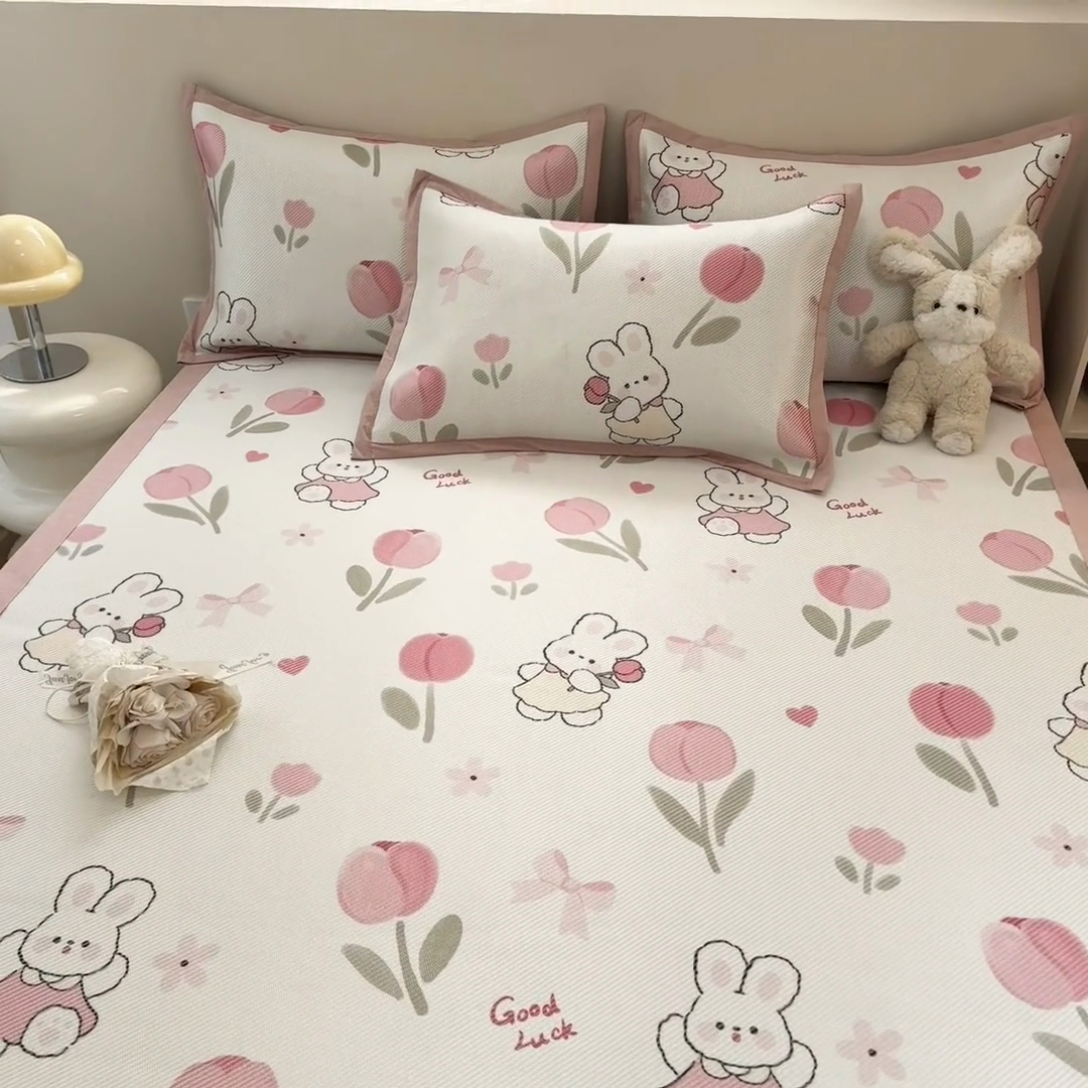 91家纺网 家纺一手货源 找家纺 2025新款懒猫600D数码印花冰藤凉席 花田小兔