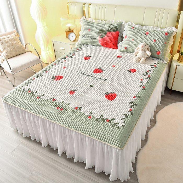 91家纺网 家纺一手货源 找家纺 炫拼家纺 2025新款凉感丝印花床裙款乳胶凉席三件套 草莓园