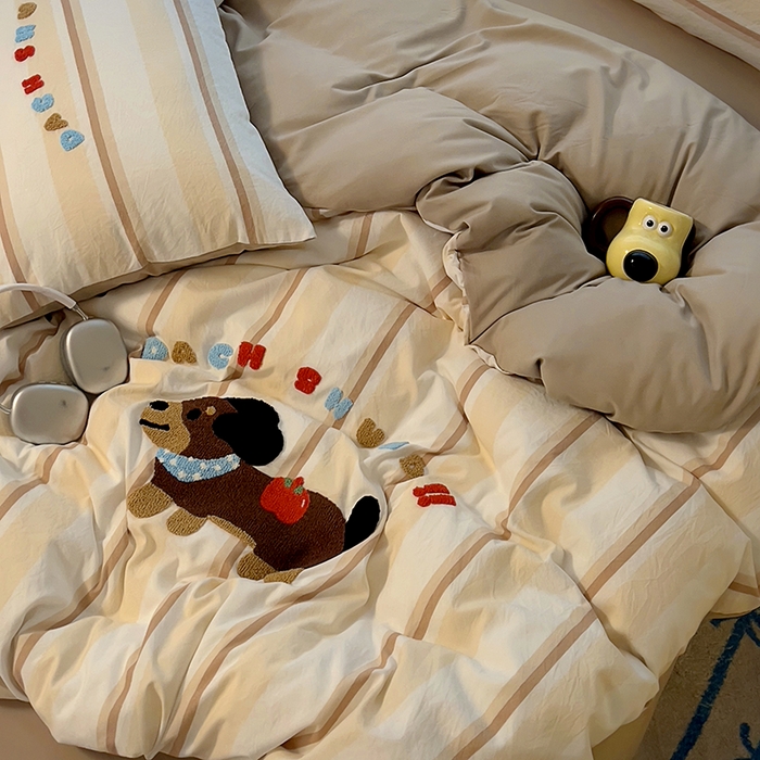 91家纺网 家纺一手货源 找家纺 2025新款专版高克重超萌卡通格子双拼毛巾绣软糯糯水洗棉四件套（场景二） 腊肠狗狗