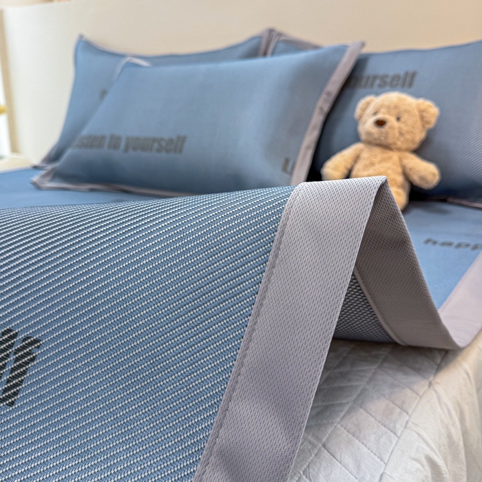 91家纺网 家纺一手货源 找家纺 2025新款懒猫600D数码印花冰藤凉席 简约生活