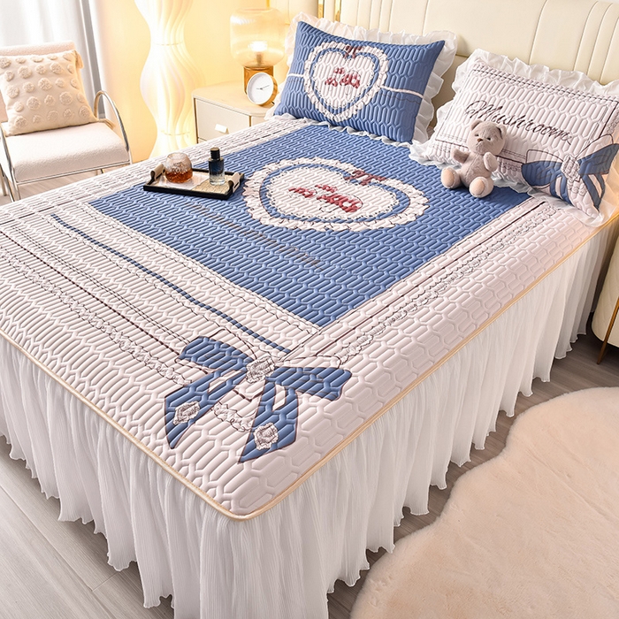 91家纺网 家纺一手货源 找家纺 炫拼家纺 2025新款凉感丝印花床裙款乳胶凉席三件套 倾城之恋