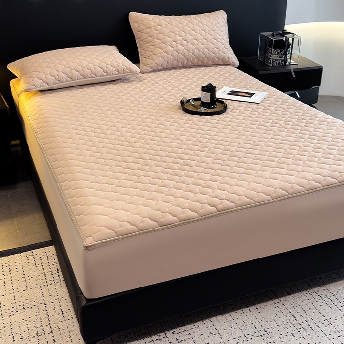 91家纺网 家纺一手货源 找家纺 叠派家纺 2025新款5A抗菌A类夹棉床笠经典款防水款系列 米色-梅花经典款