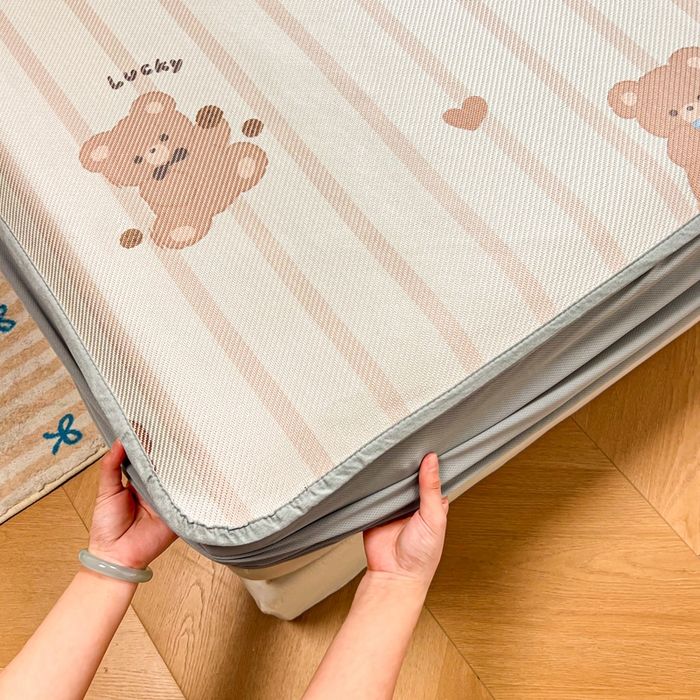 91家纺网 家纺一手货源 找家纺 慕尚家纺 2025新款数码印花床席床笠款冰藤席 床笠款-小熊物语