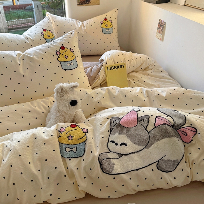 91家纺网 家纺一手货源 找家纺 耀达家居 2025新款A类水洗棉毛巾绣四件套 啵啵奶油猫