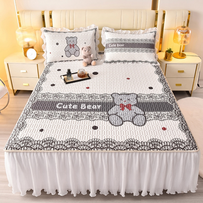 91家纺网 家纺一手货源 找家纺 炫拼家纺 2025新款凉感丝印花床裙款乳胶凉席三件套 黛莎