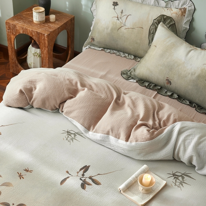 91家纺网 家纺一手货源 找家纺 安莱生活 2025新款全棉精梳棉双层纱绉纱数码印花四件套 烟雨江南-绿