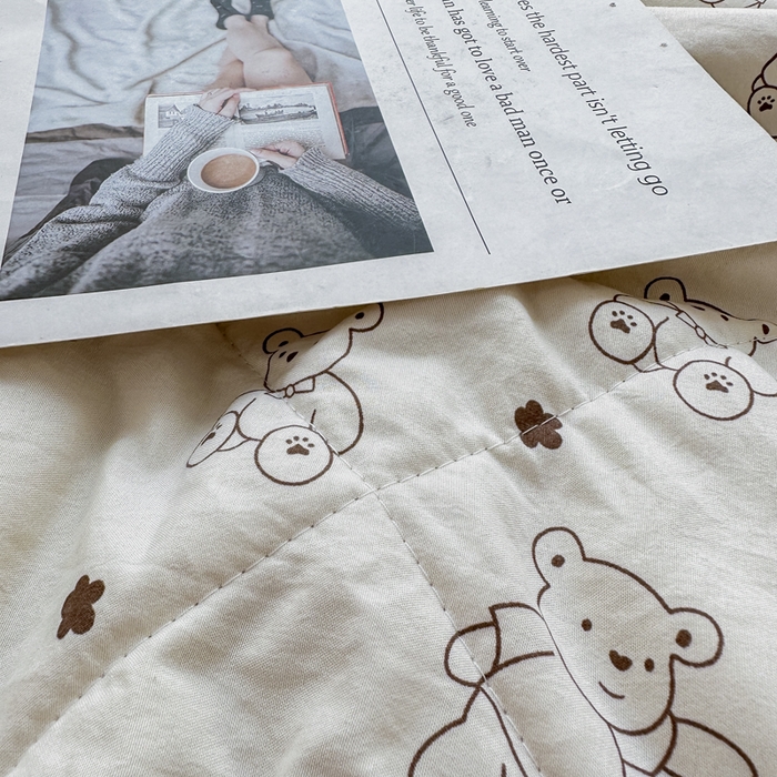 91家纺网 家纺一手货源 找家纺 富艺隆 2025新款A类水洗棉双层纱夏被水洗棉麻空调被直播爆款大豆夏被 小熊院长