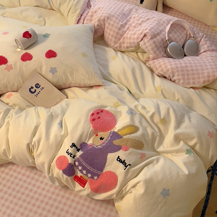 91家纺网 家纺一手货源 找家纺 2025新款专版高克重超萌卡通格子双拼毛巾绣软糯糯水洗棉四件套（场景二） 星星兔