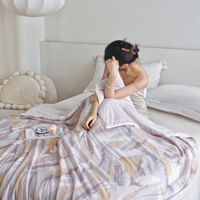 91家纺网 家纺一手货源 找家纺 梦恬佳 2025新款印花凉感丝夏凉被 佩兹利