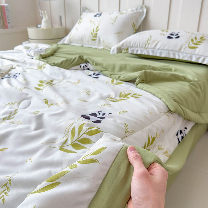 91家纺网 家纺一手货源 找家纺 宝士康家纺 2025新款10A抗菌针织夏被四件套 熊猫乐园