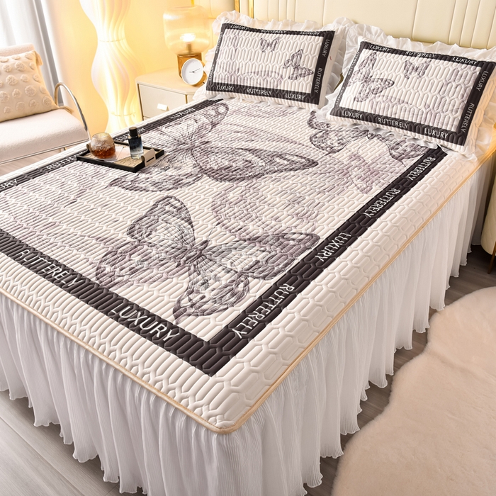 91家纺网 家纺一手货源 找家纺 炫拼家纺 2025新款凉感丝印花床裙款乳胶凉席三件套 梦幻蝶