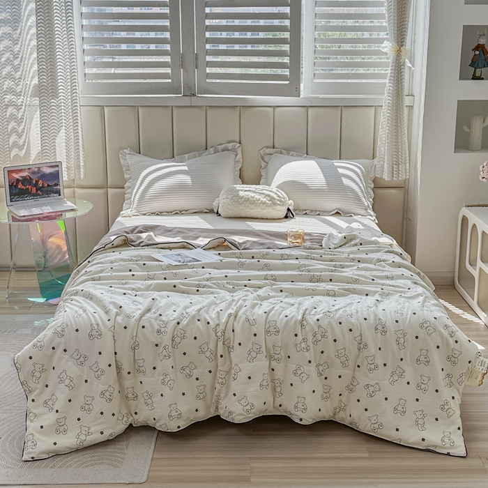 91家纺网 家纺一手货源 找家纺 富艺隆 2025新款A类水洗棉双层纱夏被水洗棉麻空调被直播爆款大豆夏被 小熊院长