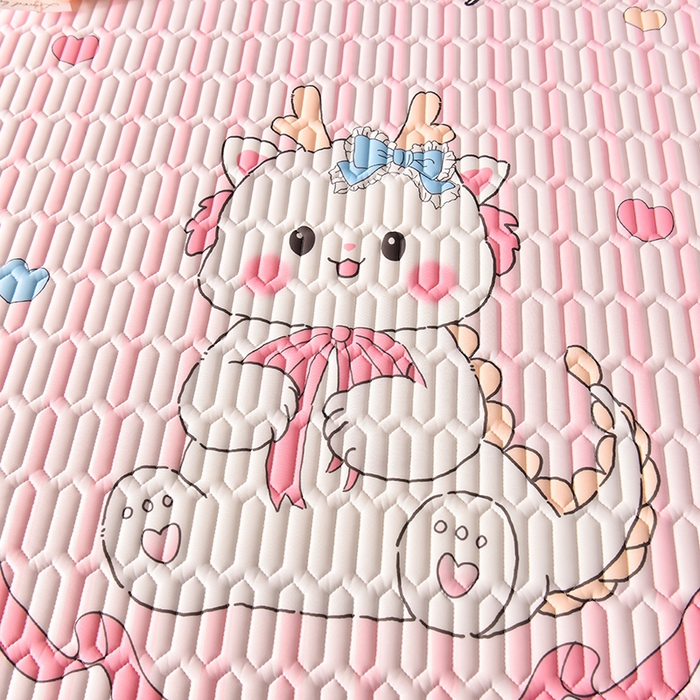 91家纺网 家纺一手货源 找家纺 炫拼家纺 2025新款凉感丝印花床裙款乳胶凉席三件套 美美龙