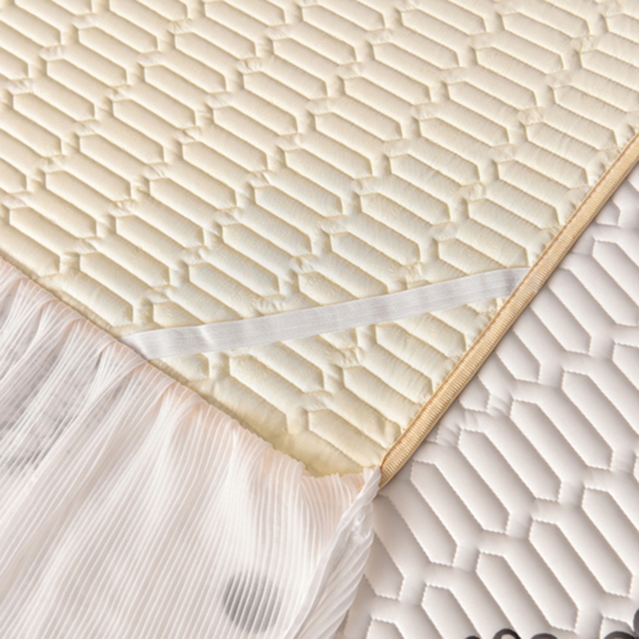 91家纺网 家纺一手货源 找家纺 炫拼家纺 2025新款凉感丝印花床裙款乳胶凉席三件套 黛莎