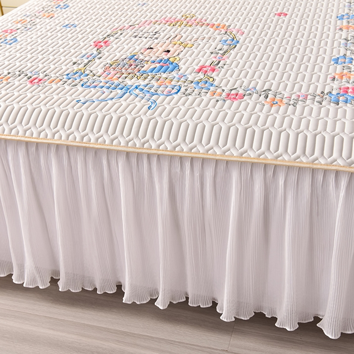 91家纺网 家纺一手货源 找家纺 炫拼家纺 2025新款凉感丝印花床裙款乳胶凉席三件套 彼得花园