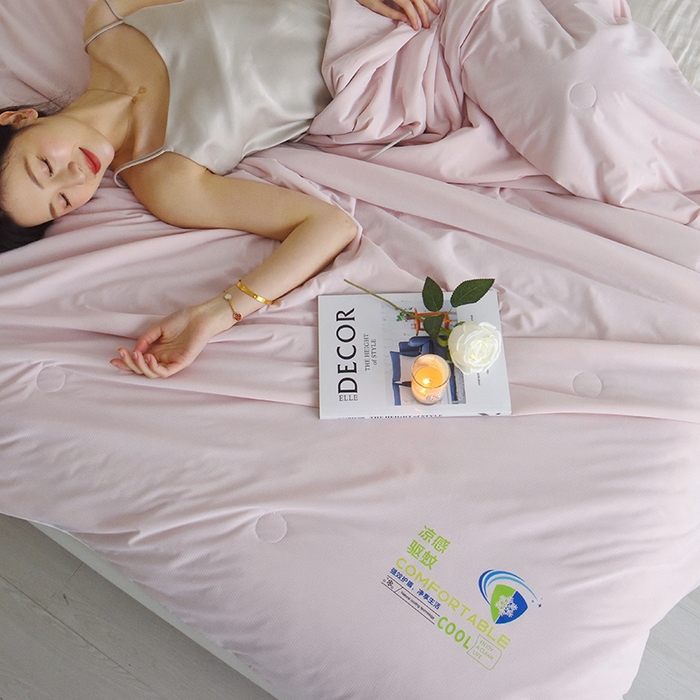 91家纺网 家纺一手货源 找家纺 梦恬佳 2025新款凉感驱蚊夏凉被 冰莓粉