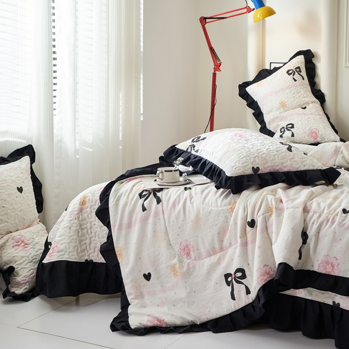 91家纺网 家纺一手货源 找家纺 蝶帕家纺 2025新款法式赫本风韩版花边床盖款夏被四件套 公主梦境