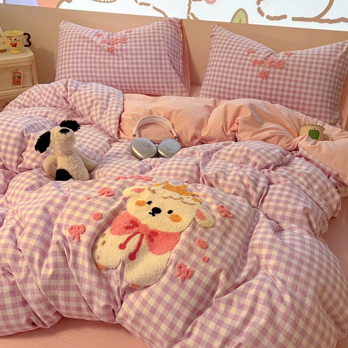 91家纺网 家纺一手货源 找家纺 2025新款专版高克重超萌卡通格子双拼毛巾绣软糯糯水洗棉四件套（场景二） 蝴蝶结羊驼