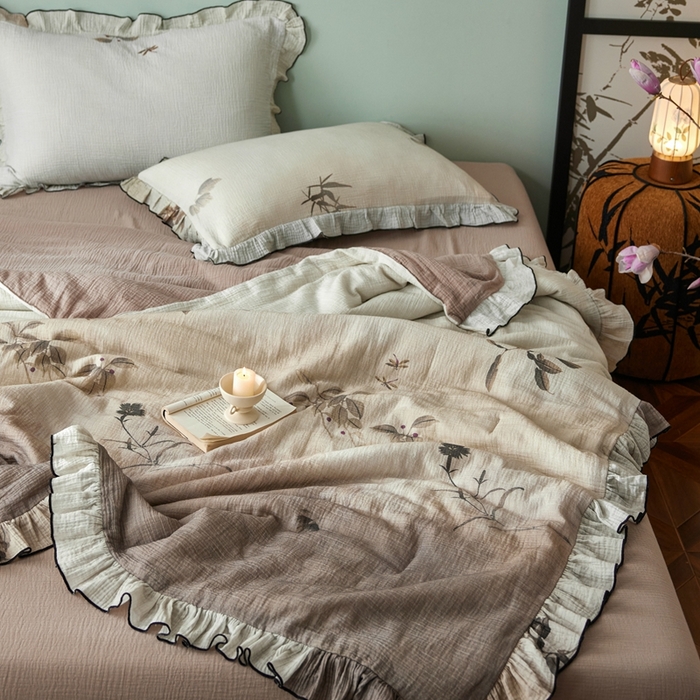 91家纺网 家纺一手货源 找家纺 安莱生活 2025新款全棉精梳棉双层纱绉纱数码印花夏凉被 烟雨江南-咖  夏被