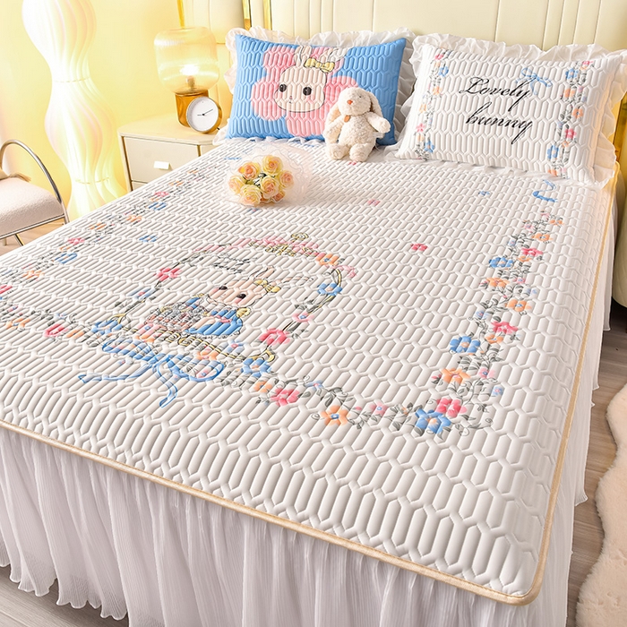 91家纺网 家纺一手货源 找家纺 炫拼家纺 2025新款凉感丝印花床裙款乳胶凉席三件套 彼得花园