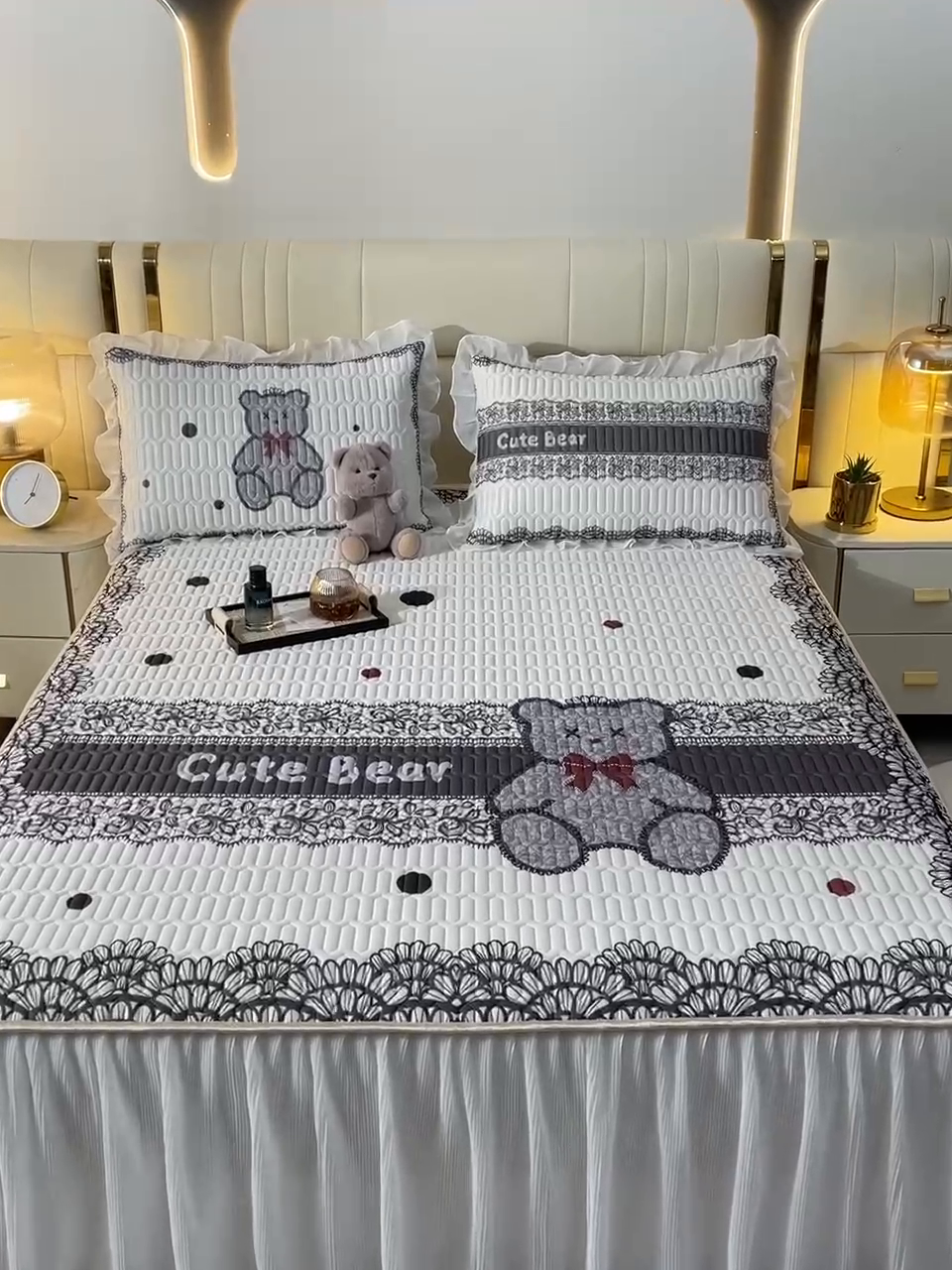 91家纺网 家纺一手货源 找家纺 炫拼家纺 2025新款凉感丝印花床裙款乳胶凉席三件套 黛莎