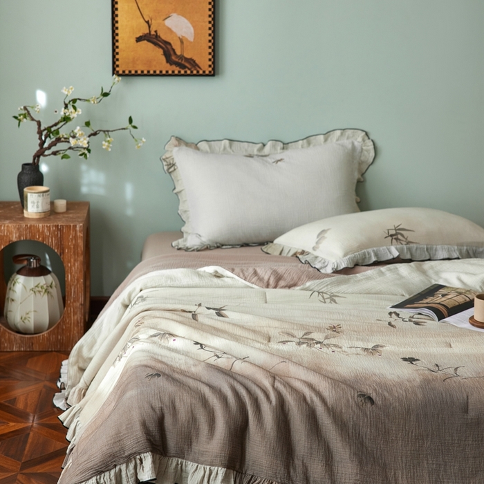 91家纺网 家纺一手货源 找家纺 安莱生活 2025新款全棉精梳棉双层纱绉纱数码印花夏凉被 烟雨江南-绿  夏被