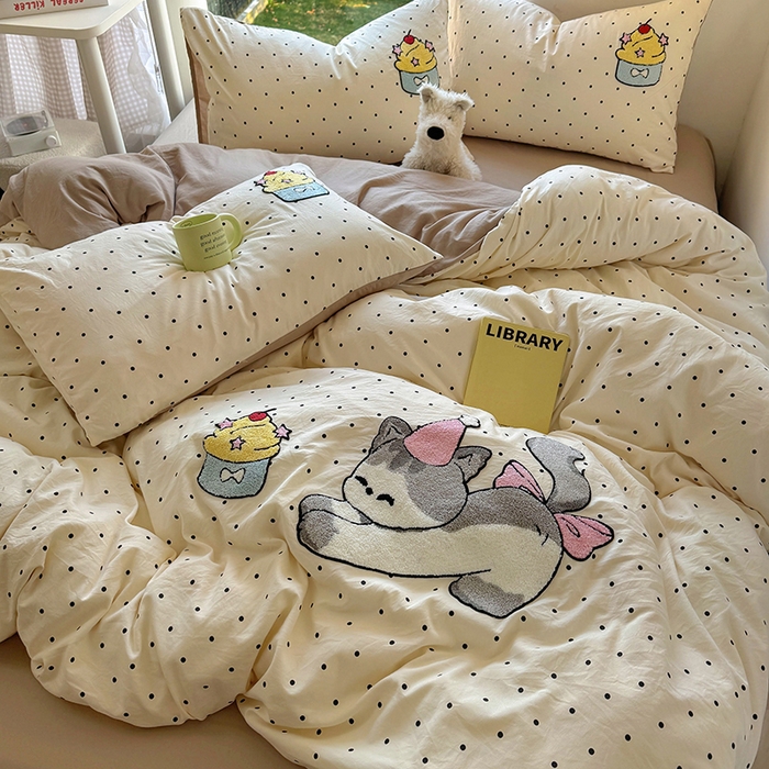 91家纺网 家纺一手货源 找家纺 耀达家居 2025新款A类水洗棉毛巾绣四件套 啵啵奶油猫