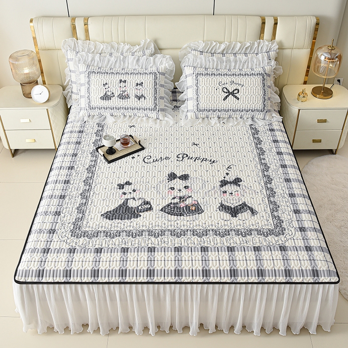 91家纺网 家纺一手货源 找家纺 炫拼家纺 2025新款凉感丝印花床裙款乳胶凉席三件套 玛丽狗