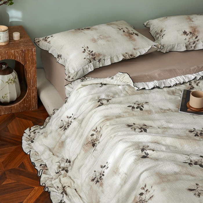 91家纺网 家纺一手货源 找家纺 安莱生活 2025新款全棉精梳棉双层纱绉纱数码印花夏凉被 云屿间-咖  夏被