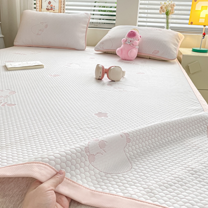 91家纺网 家纺一手货源 找家纺 春寻家纺 2025新款冰豆豆冰丝凉席-卡皮巴拉系列 床单款-卡皮巴拉-粉