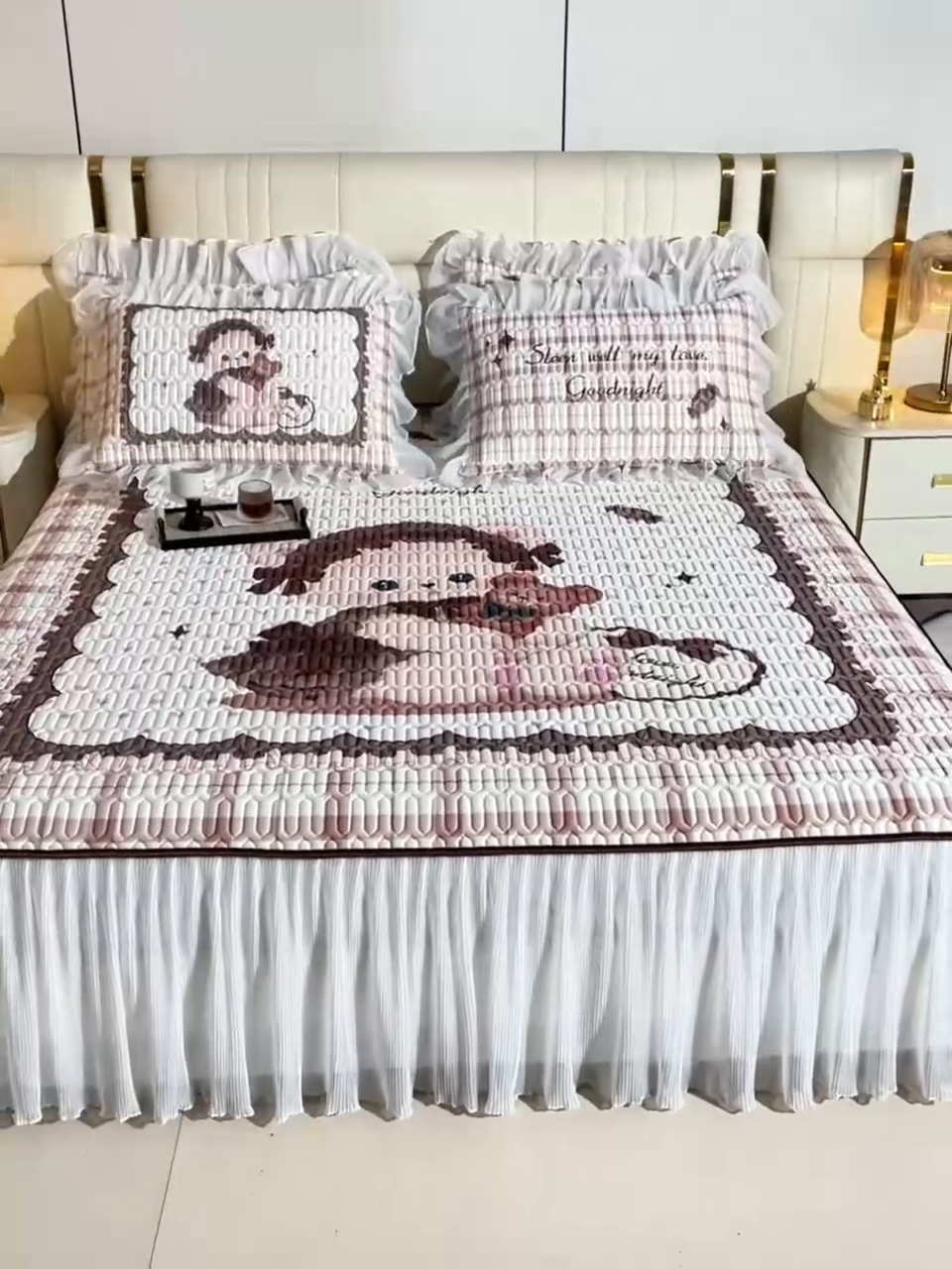 91家纺网 家纺一手货源 找家纺 炫拼家纺 2025新款凉感丝印花床裙款乳胶凉席三件套 可可熊