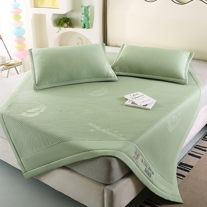 91家纺网 家纺一手货源 找家纺 尚品凤凰 2025新款小清新凉感超柔冰豆席凉席平铺款床笠款 飘羽-浅绿