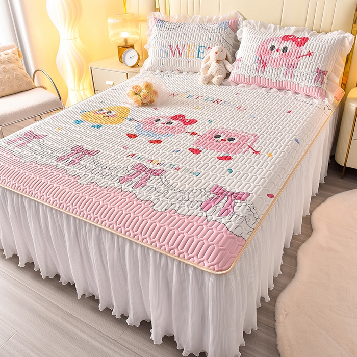 91家纺网 家纺一手货源 找家纺 炫拼家纺 2025新款凉感丝印花床裙款乳胶凉席三件套 甜心派