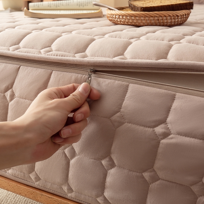 91家纺网 家纺一手货源 找家纺 叠派家纺 2025新款5A抗菌A类夹棉床笠经典款防水款系列 五面夹棉-经典格奶昔驼