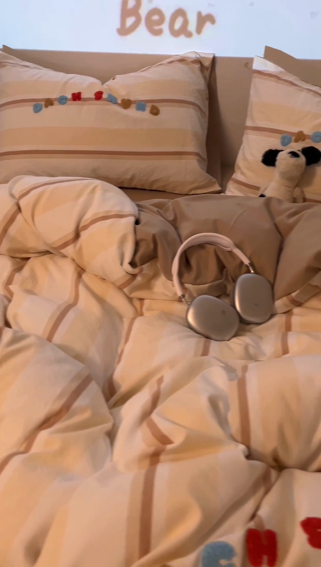 91家纺网 家纺一手货源 找家纺 2025新款专版高克重超萌卡通格子双拼毛巾绣软糯糯水洗棉四件套（场景二） 腊肠狗狗