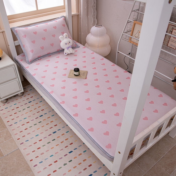 91家纺网 家纺一手货源 找家纺 凌云家纺  2025新款提花凉感冰丝席床笠款三明治凉席三件套 甜心-粉