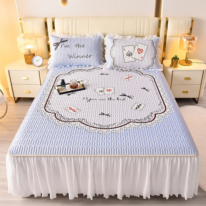 91家纺网 家纺一手货源 找家纺 炫拼家纺 2025新款凉感丝印花床裙款乳胶凉席三件套 雅典娜