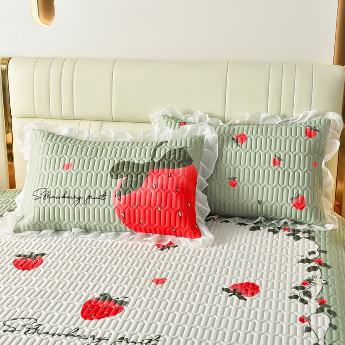 91家纺网 家纺一手货源 找家纺 炫拼家纺 2025新款凉感丝印花床裙款乳胶凉席三件套 草莓园