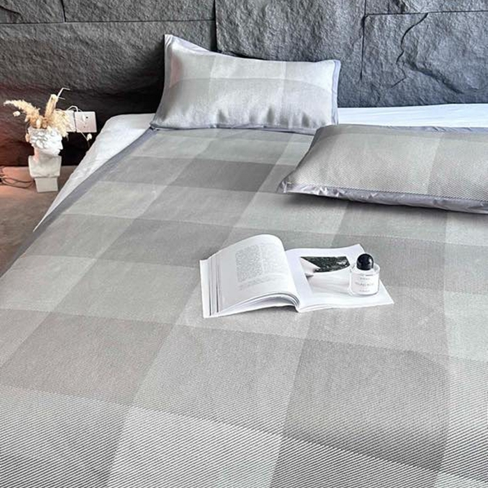 91家纺网 家纺一手货源 找家纺 美丽坊 2025新款轻奢三明治冰藤抗菌凉席三件套 绅士灰