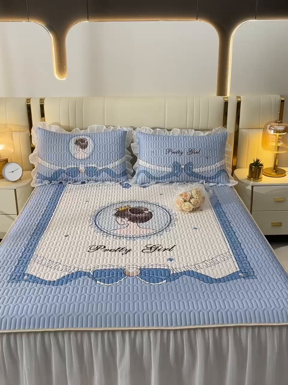 91家纺网 家纺一手货源 找家纺 炫拼家纺 2025新款凉感丝印花床裙款乳胶凉席三件套 艾莉公主