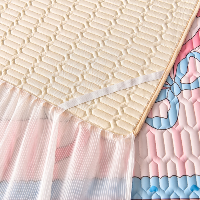 91家纺网 家纺一手货源 找家纺 炫拼家纺 2025新款凉感丝印花床裙款乳胶凉席三件套 美美龙