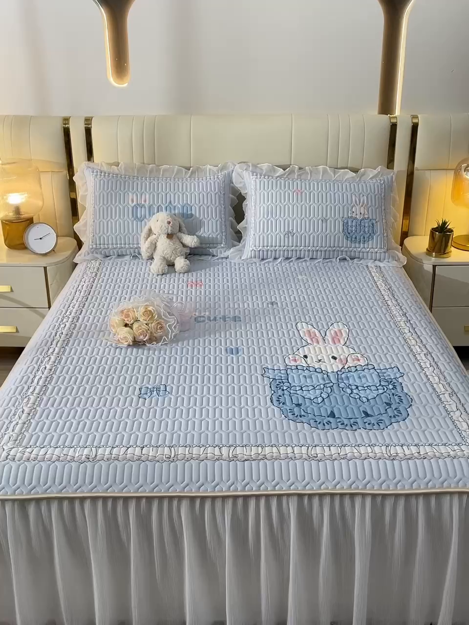 91家纺网 家纺一手货源 找家纺 炫拼家纺 2025新款凉感丝印花床裙款乳胶凉席三件套 芭比兔