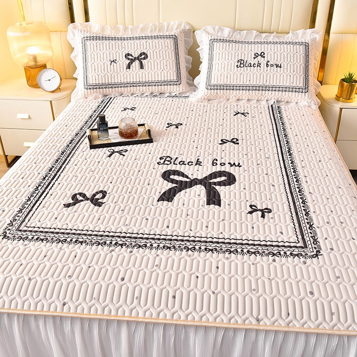 91家纺网 家纺一手货源 找家纺 炫拼家纺 2025新款凉感丝印花床裙款乳胶凉席三件套 可可少女