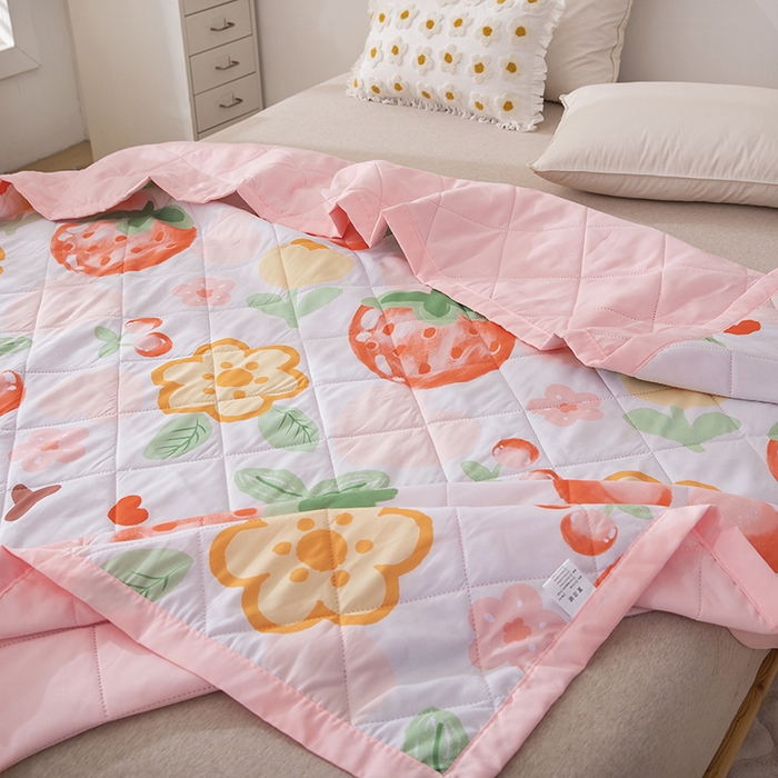 91家纺网 家纺一手货源 找家纺 富艺隆 2025新款超声波亲肤绒夏被夏凉被直播爆款超声波夏被空调被 草莓物语