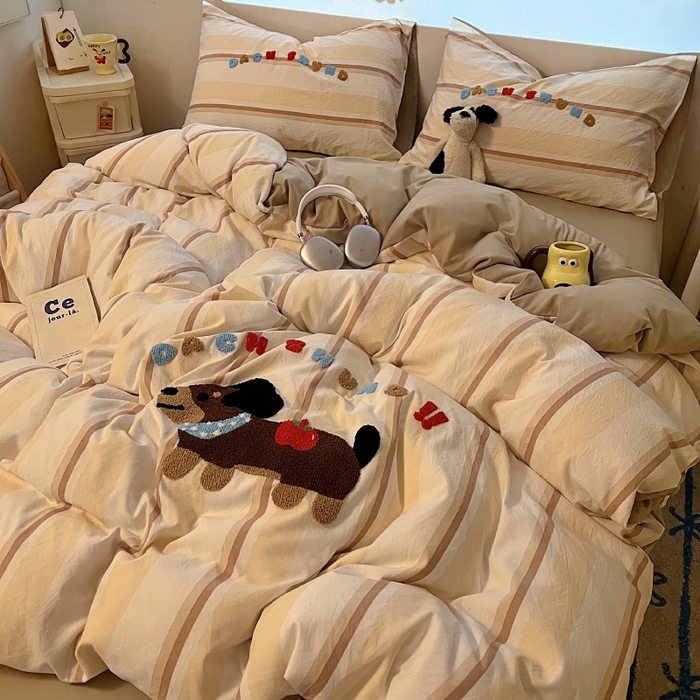 91家纺网 家纺一手货源 找家纺 2025新款专版高克重超萌卡通格子双拼毛巾绣软糯糯水洗棉四件套（场景二） 腊肠狗狗