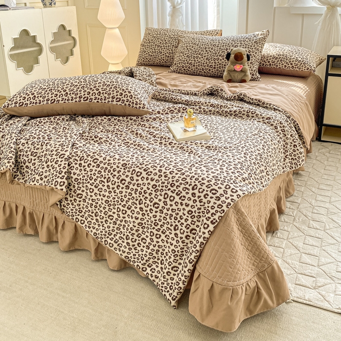 91家纺网 家纺一手货源 找家纺 2025新款针织双层纱夏被床盖四件套单夏被单床盖单品 豹纹风尚