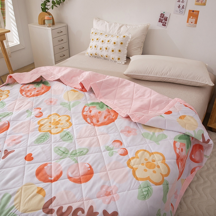 91家纺网 家纺一手货源 找家纺 富艺隆 2025新款超声波亲肤绒夏被夏凉被直播爆款超声波夏被空调被 草莓物语